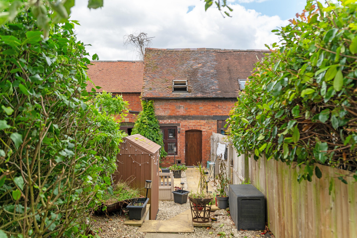 Terraced House: for sale in Warwick