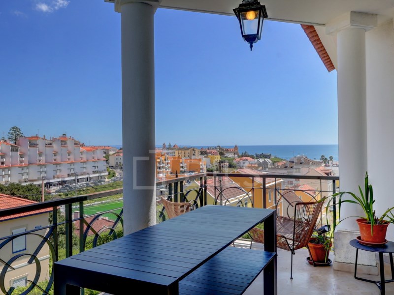 3 + 1 bedroom duplex apartment with sea view, in Estoril