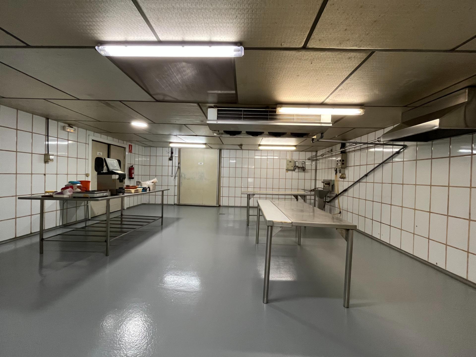 INDUSTRIAL WAREHOUSE WITH FOOD USE PERMIT