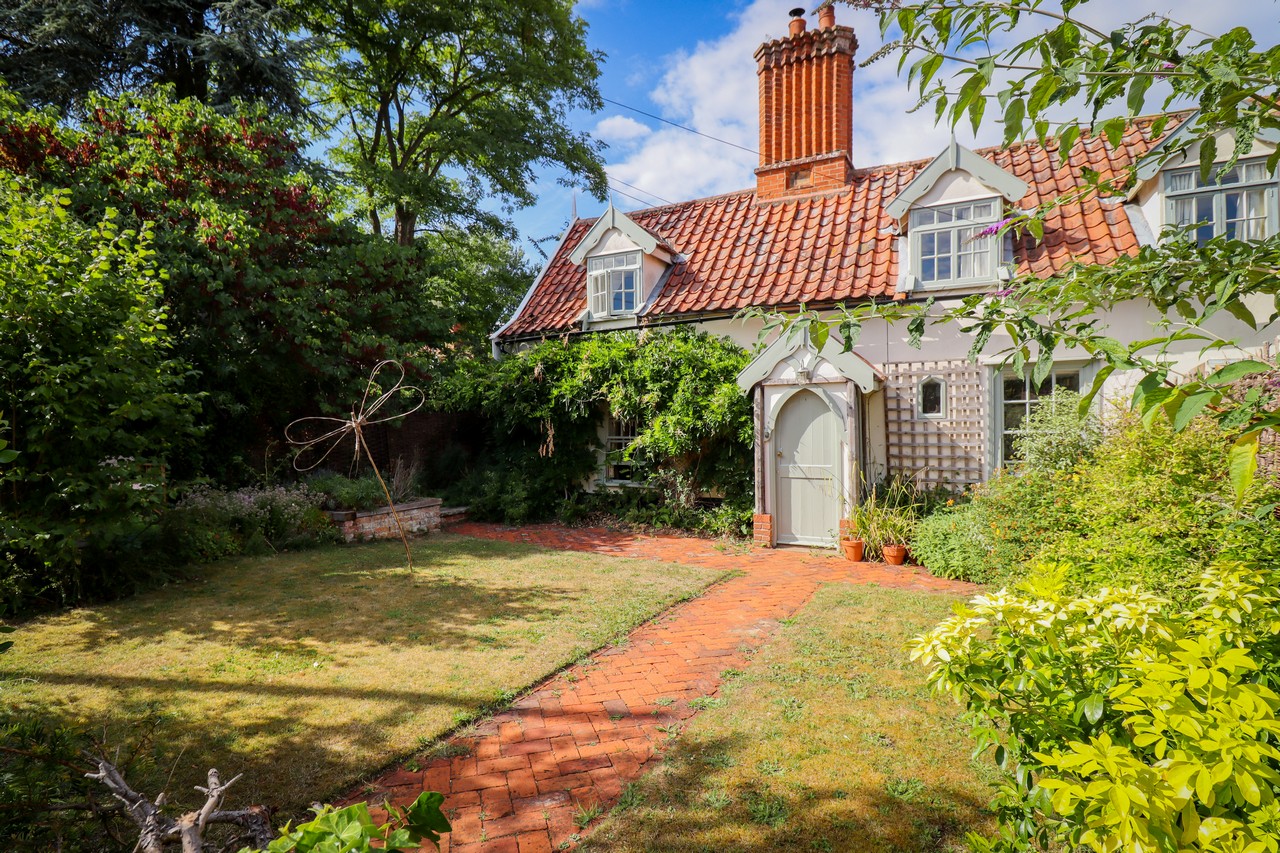 Semi-Detached House: for sale in Ufford Woodbridge