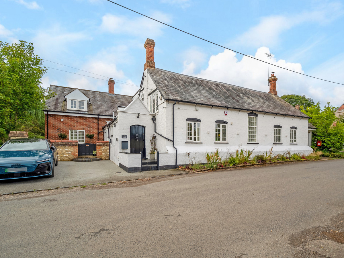 Under Offer: Detached House for sale in Leckhampstead, Buckingham