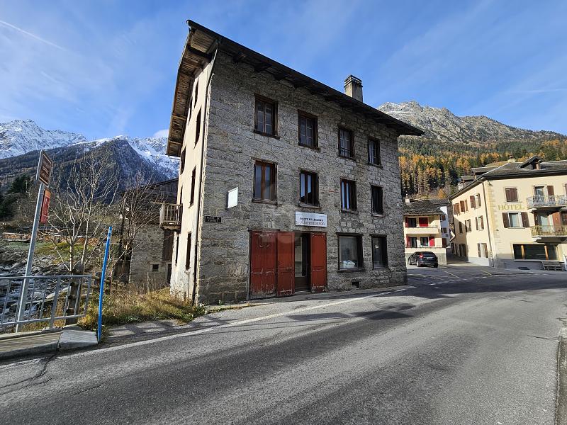 IMMEUBLE AVEC FORT POTENTIEL DE RÉNOVATION