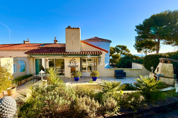 DUPLEX 4-ROOM VILLA APARTMENT WITH SEA VIEW WITH GARAGE AND GARDEN, IN LES ISSAMBRES