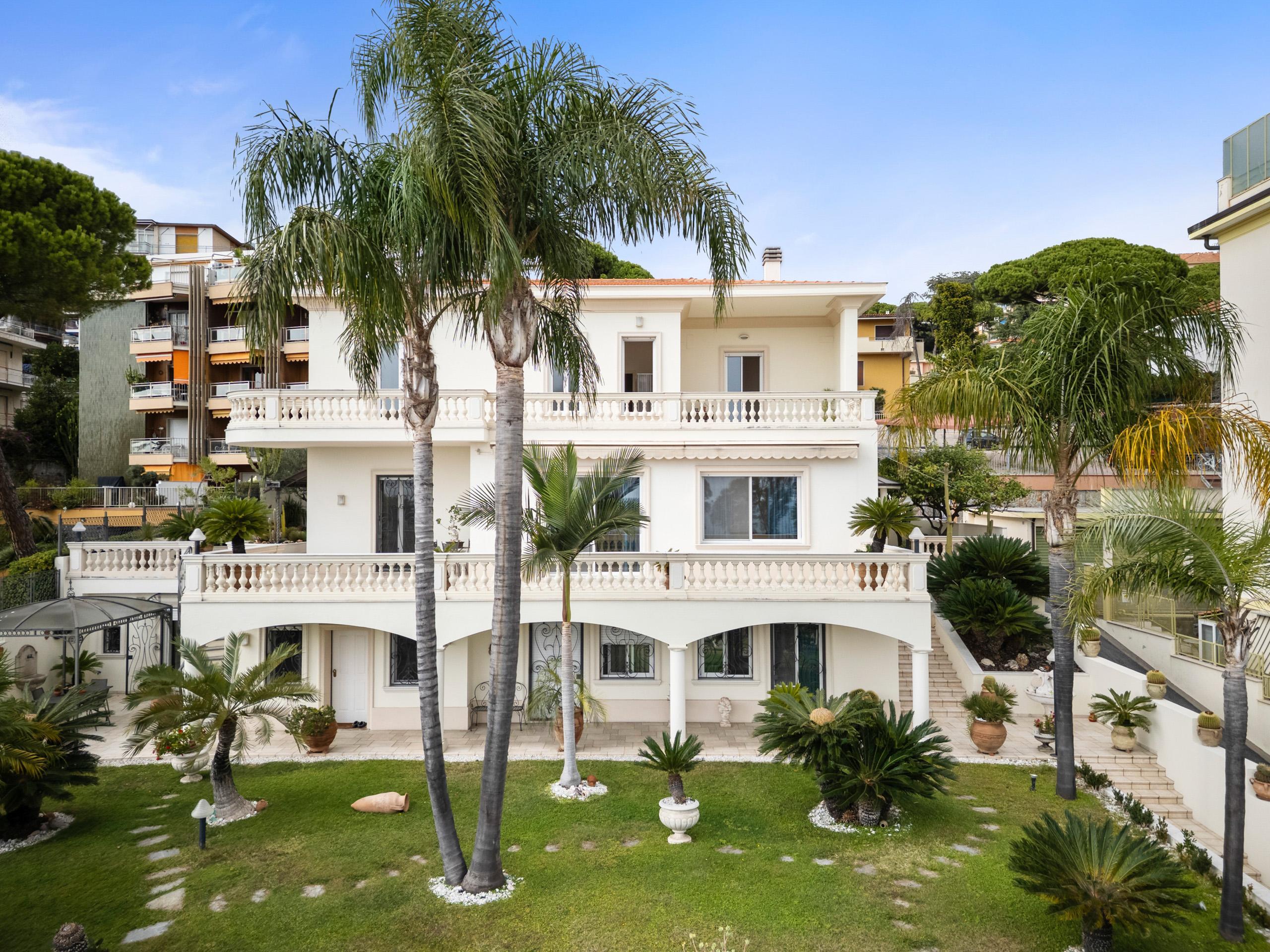 AG-DOM 1532 - Villa with garden facing the sea for sale in Sanremo