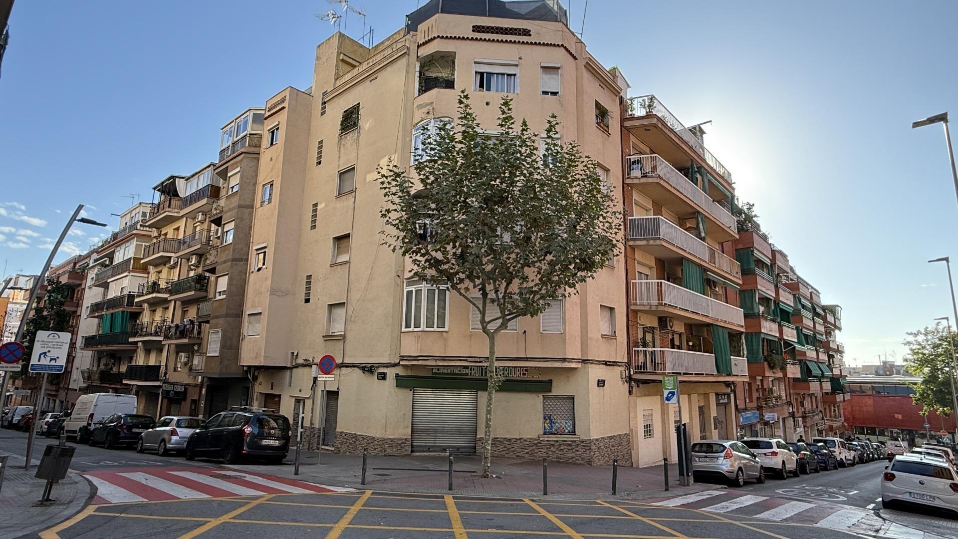 Mixed-use building for sale in Calle dels Cedres