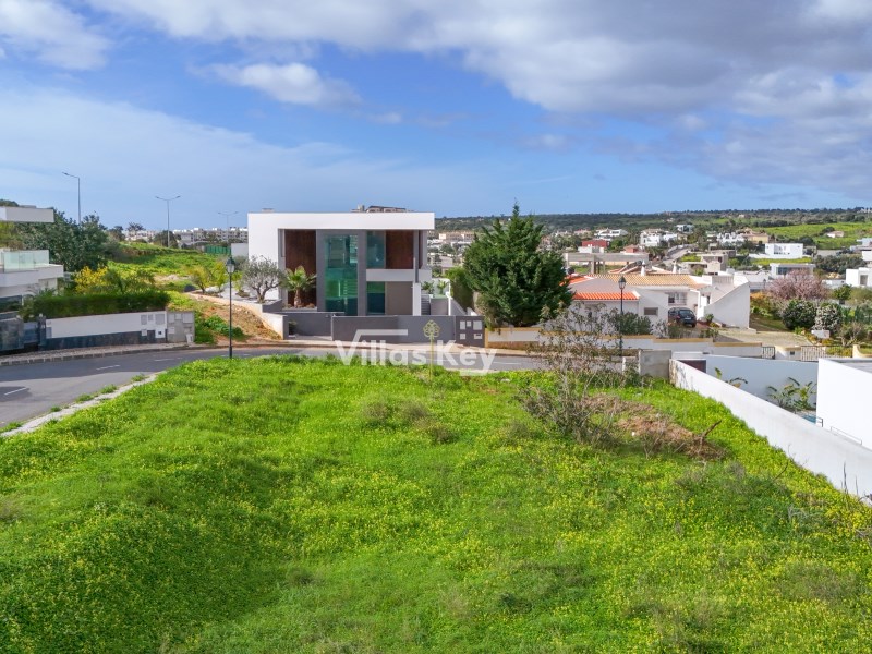 Plot of land to build a house with a swimming pool just minutes from Porto de Mós Beach in Lagos.