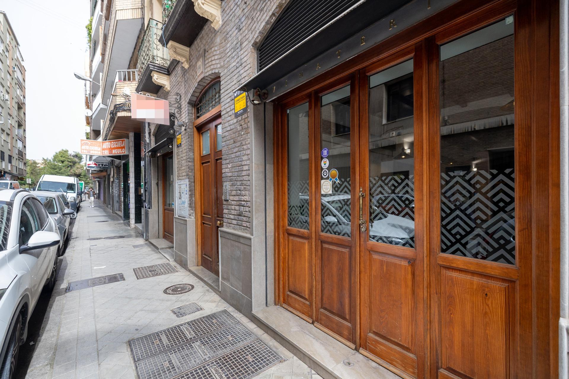 Building of 11 apartments and a store. For sale in the centre of Granada.