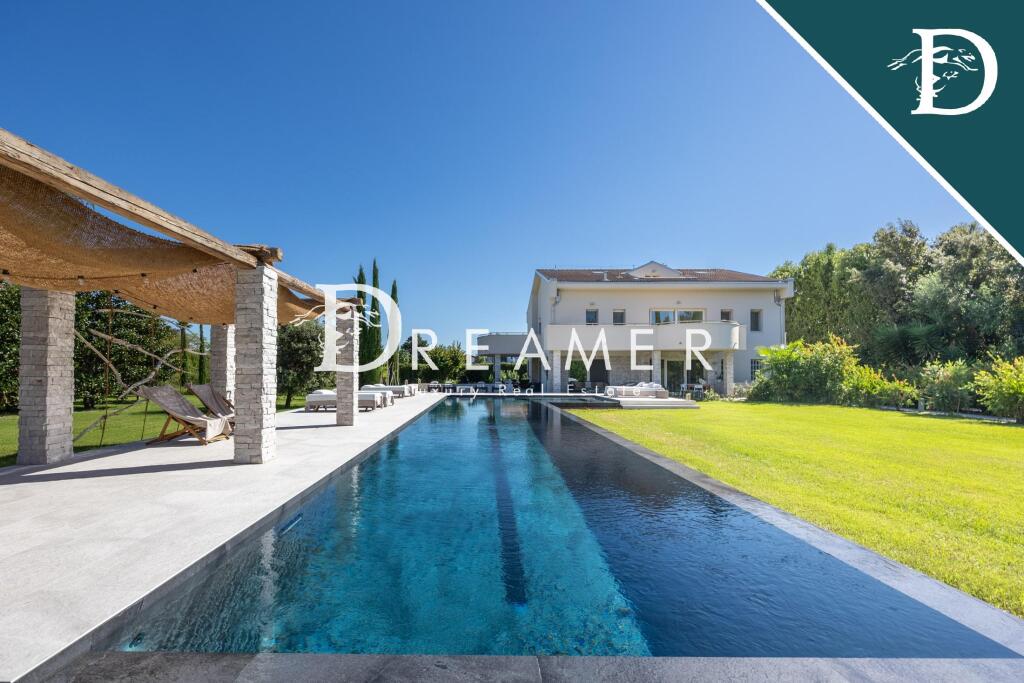 15 bedroom villa for sale in Tuscany, Lucca, Forte Dei Marmi, Italy [Anonymoused]
