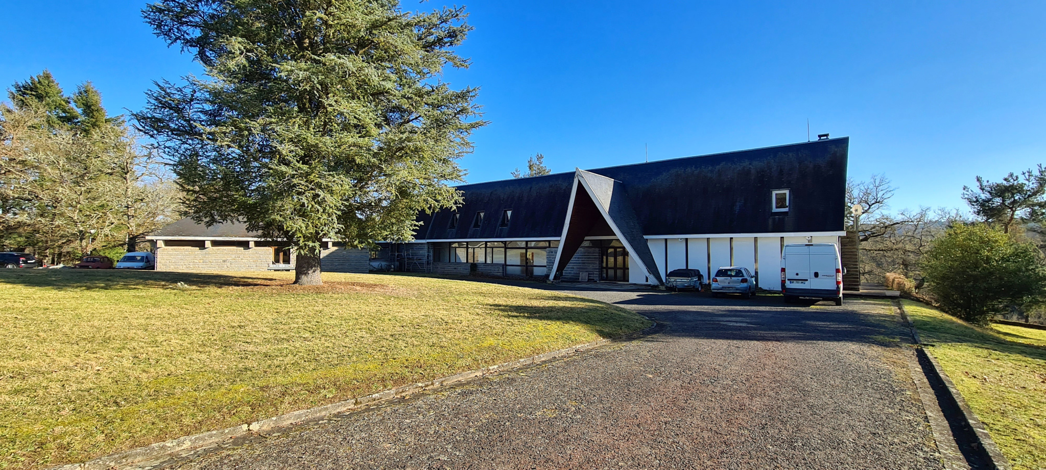 Large property in Natural Area wooded park of about 12 ha