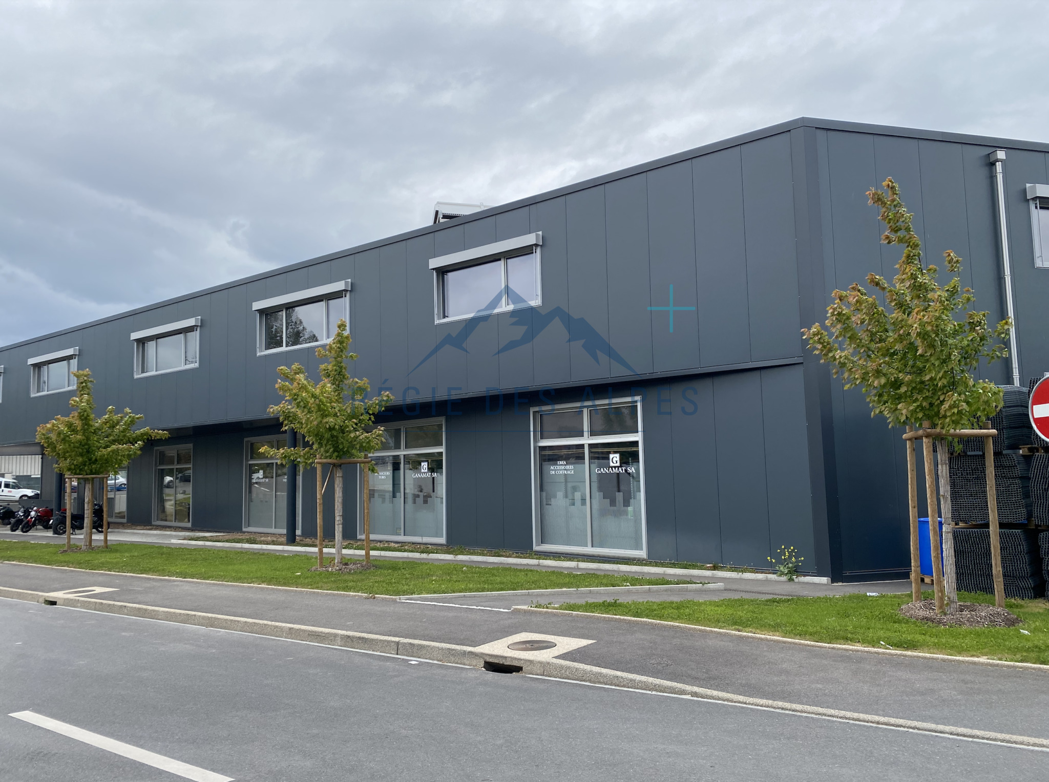Office and depot in a new building in an ZI