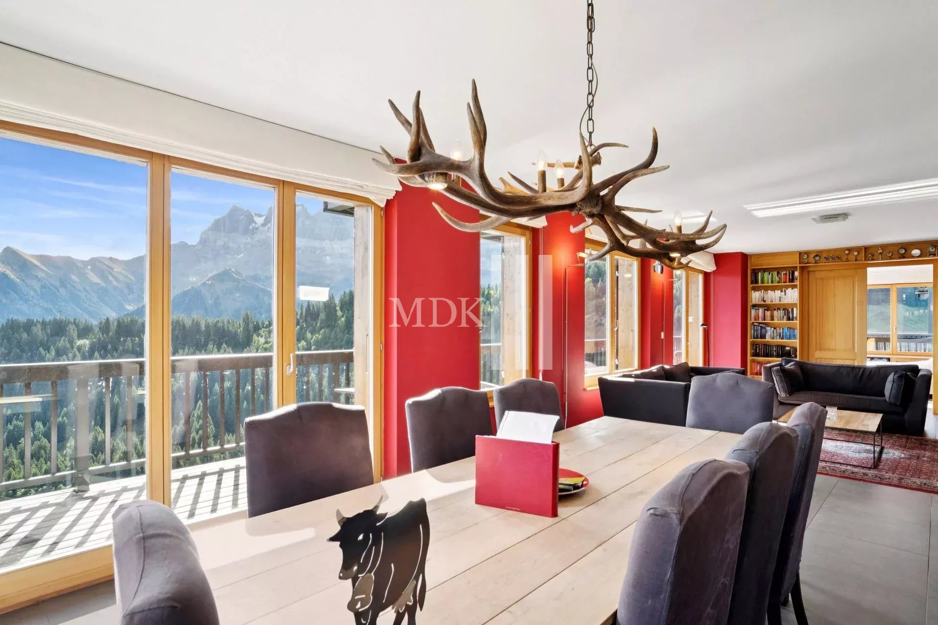 Bright apartment: Ski in and out