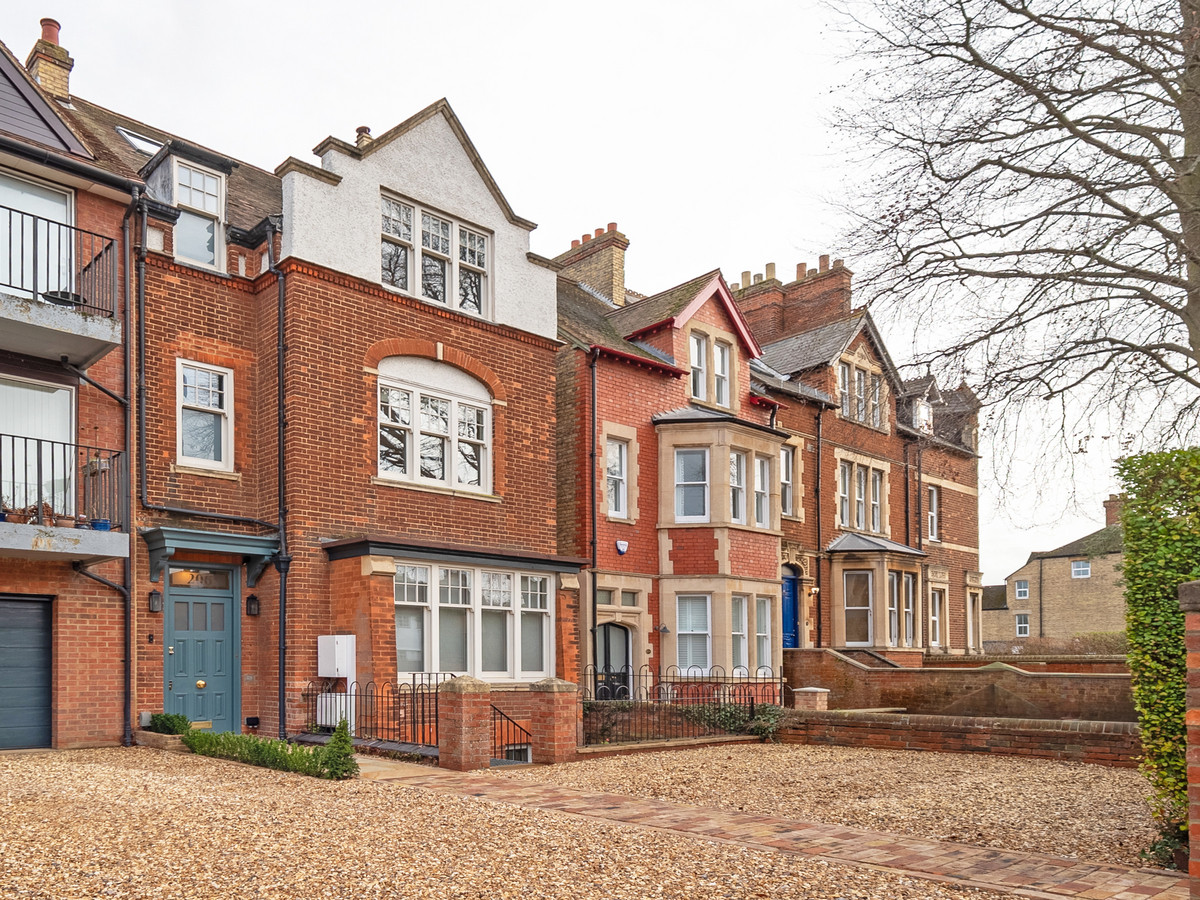 Town House: for sale in Oxford