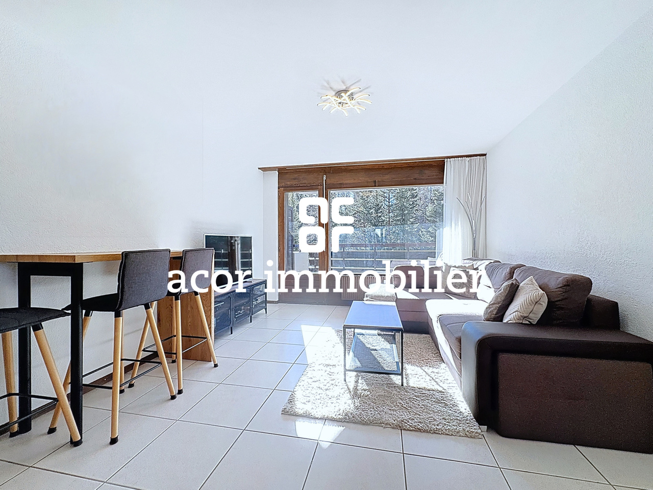 Superb renovated 2.5 room apartment close to the centre of Crans