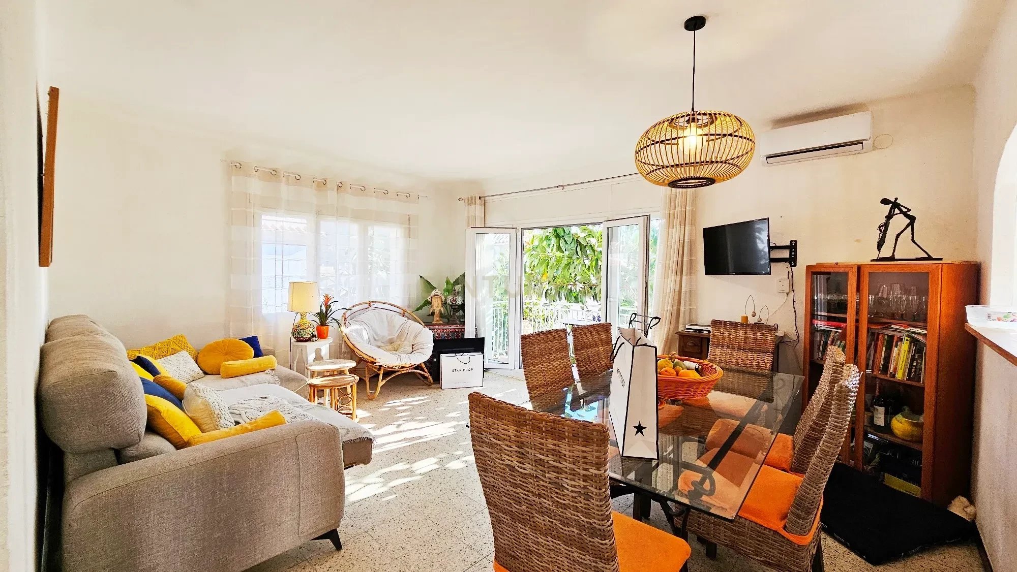 Independent house with garden and two apartments in Llançà – ideal investment