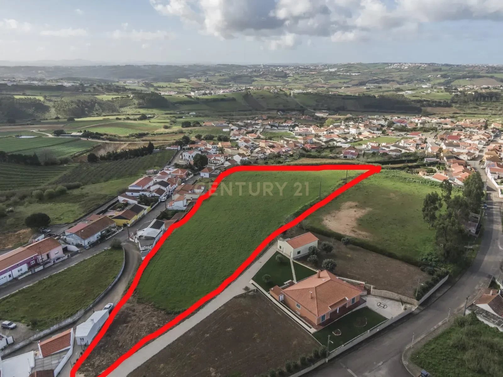 Flat land with 12,400m², inserted in the quiet village of Sobral da Lourinhã.