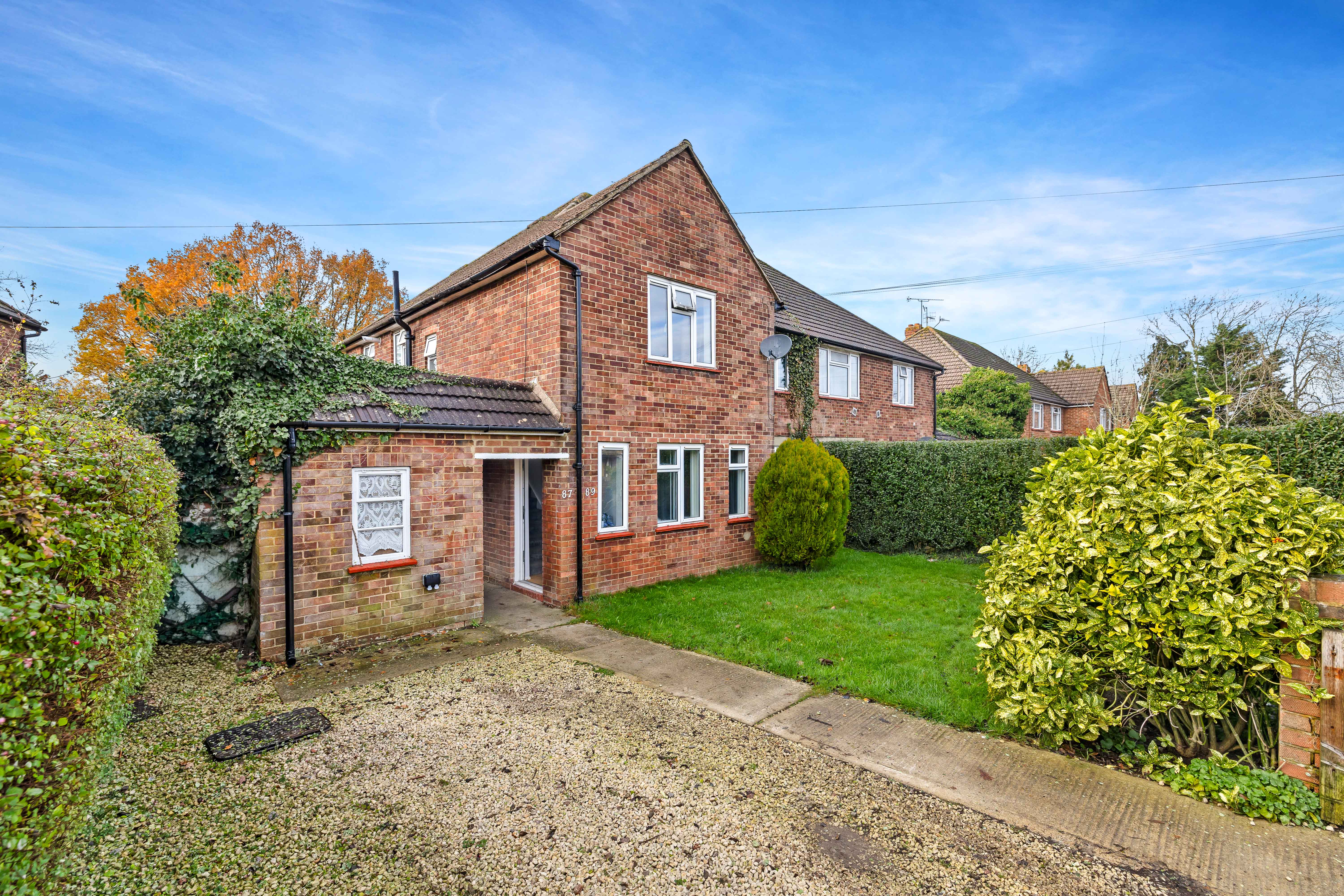 The Crescent,Horley,RH6 7NZ - £290000