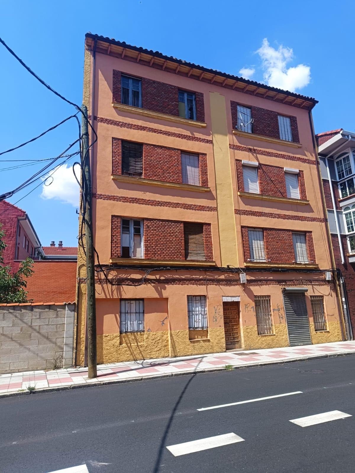 BUILDING TO BE RENOVATED NEAR DOCTOR FLEMING- ANTIBIOTICS (LEON)