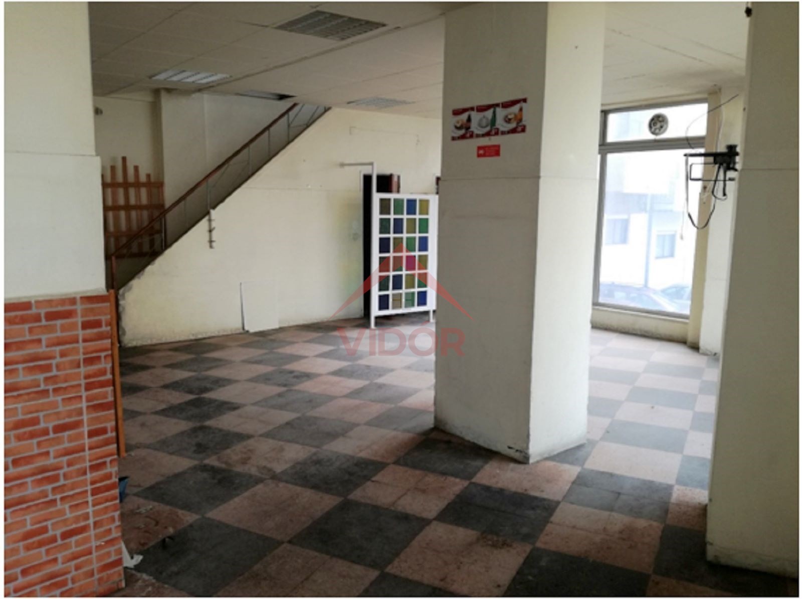 Duplex store with large windows in the center of Barreiro