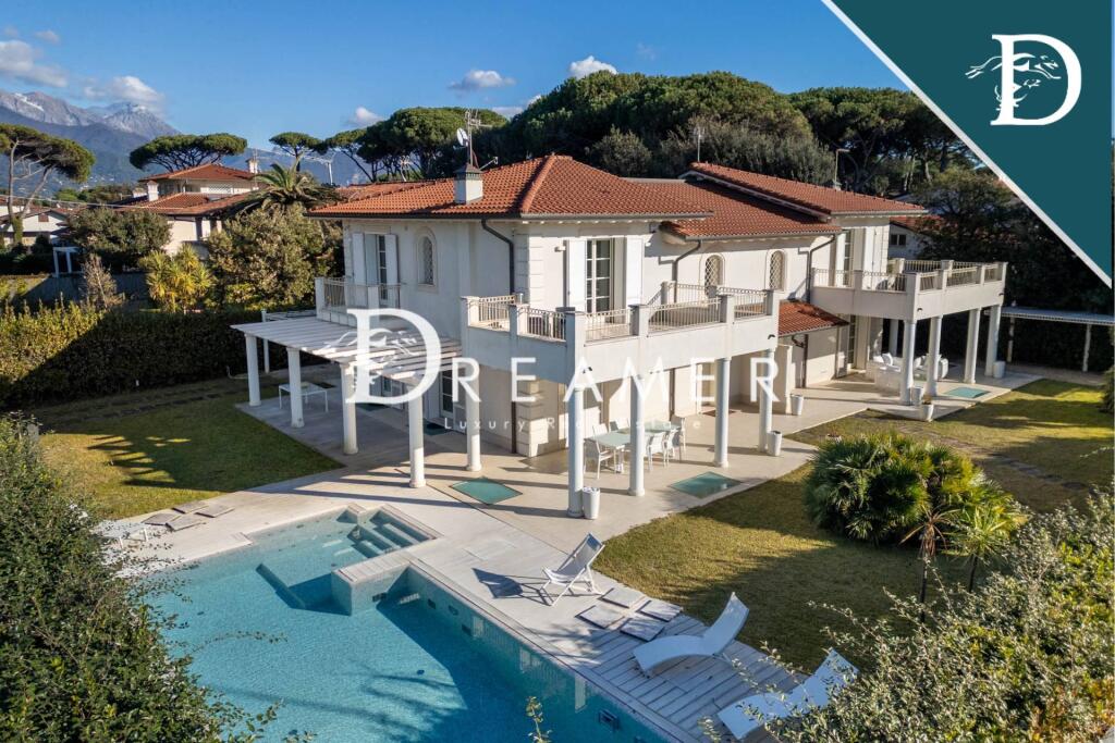 8 bedroom villa for sale in Tuscany, Lucca, Forte Dei Marmi, Italy [Anonymoused]