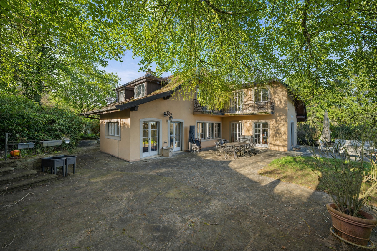 Superb property in a green setting with lake view in Aubonne