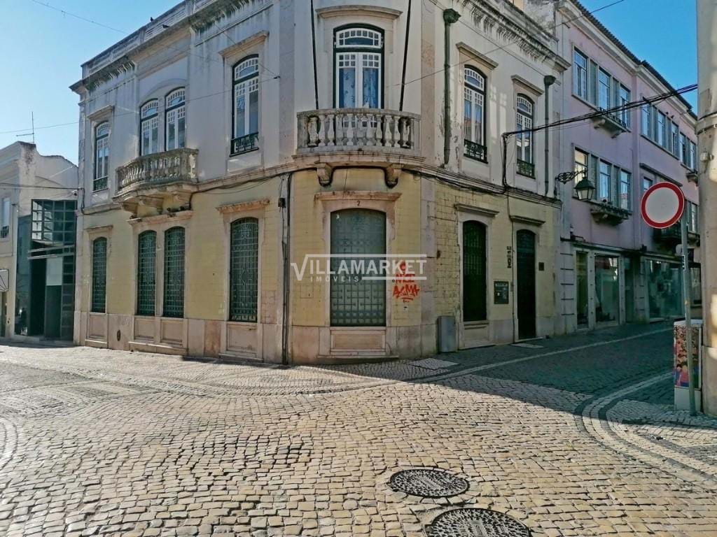 Building with ground floor and 1st floor of the bank for services located in the historic area of Santarém