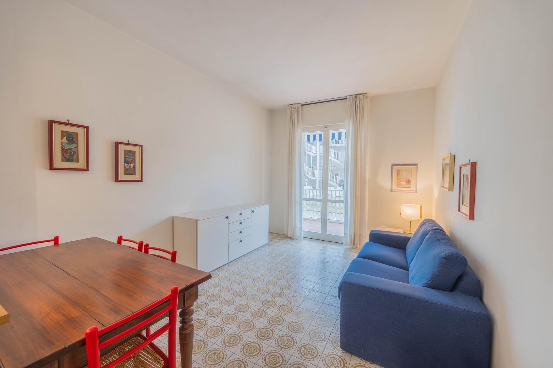 Bright three-room apartment directly on the sea