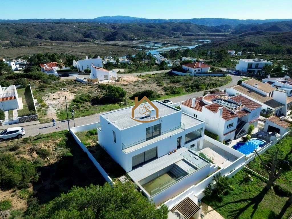 Modern 4-Bedroom Villa in Espartal for sale – A Perfect Blend of Comfort and Location