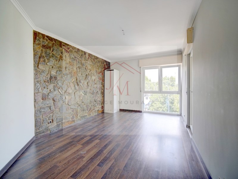 Building consisting of 6 2 bedroom apartments rented for investment