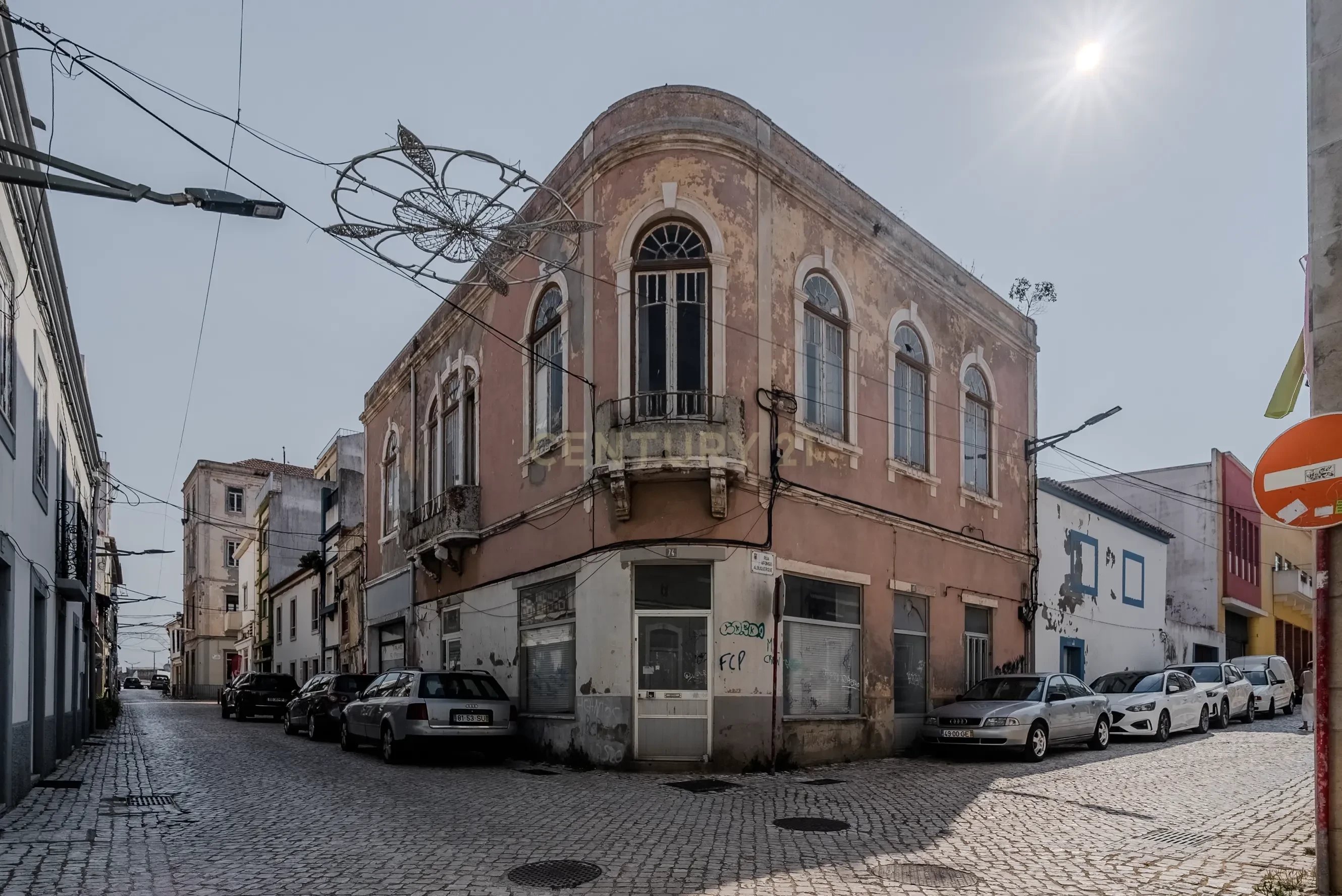 BUILDING TO RECOVER, IN THE HISTORIC CENTER OF PENICHE