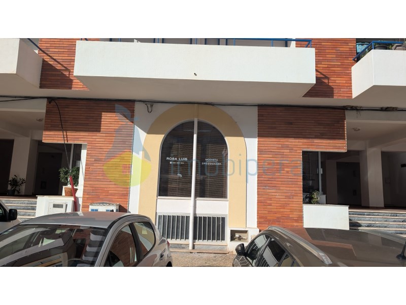 Store for sale in Armação de Pêra 150 meters from the beach