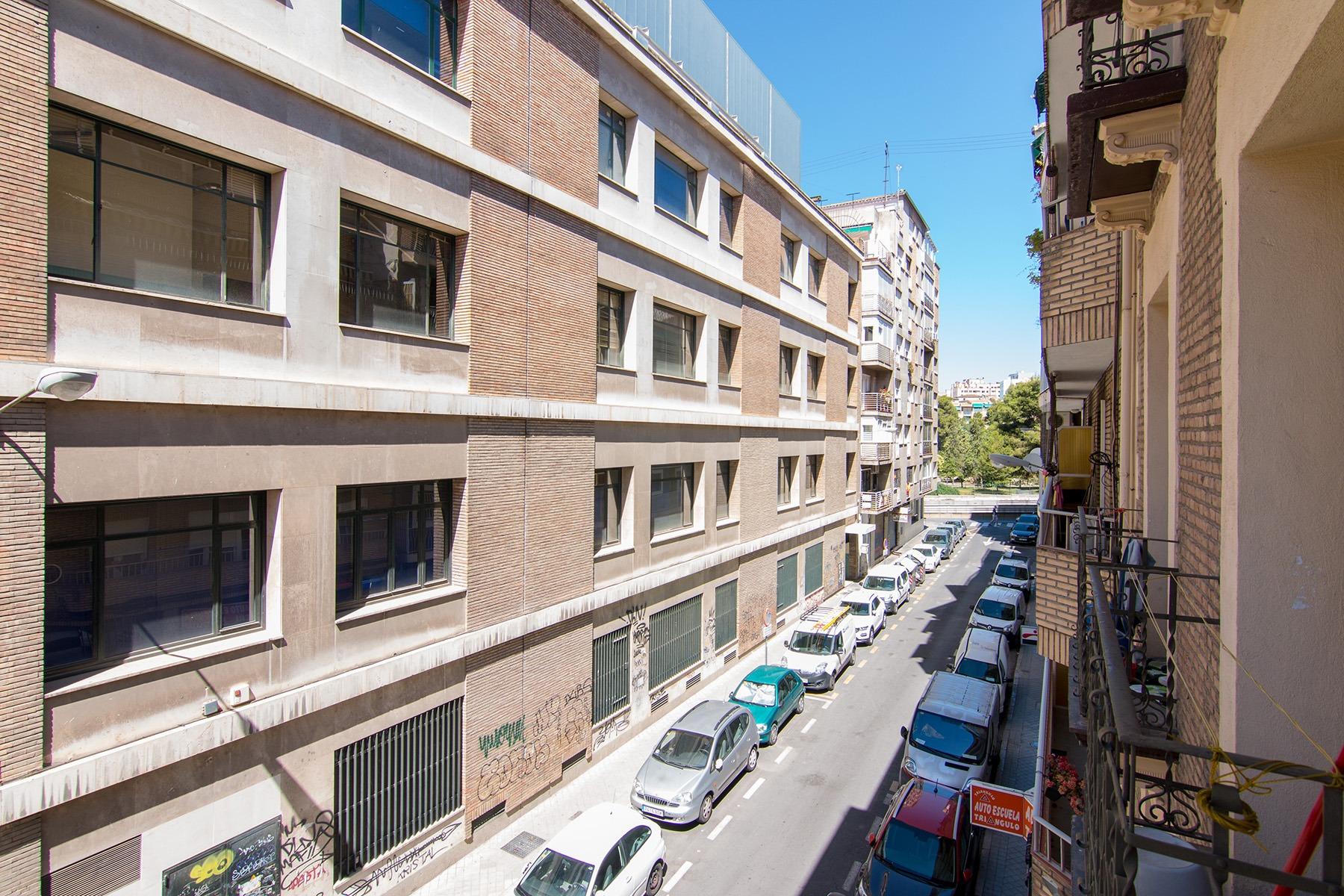 Building with 11 apartments and a store. For Sale in the center of Granada