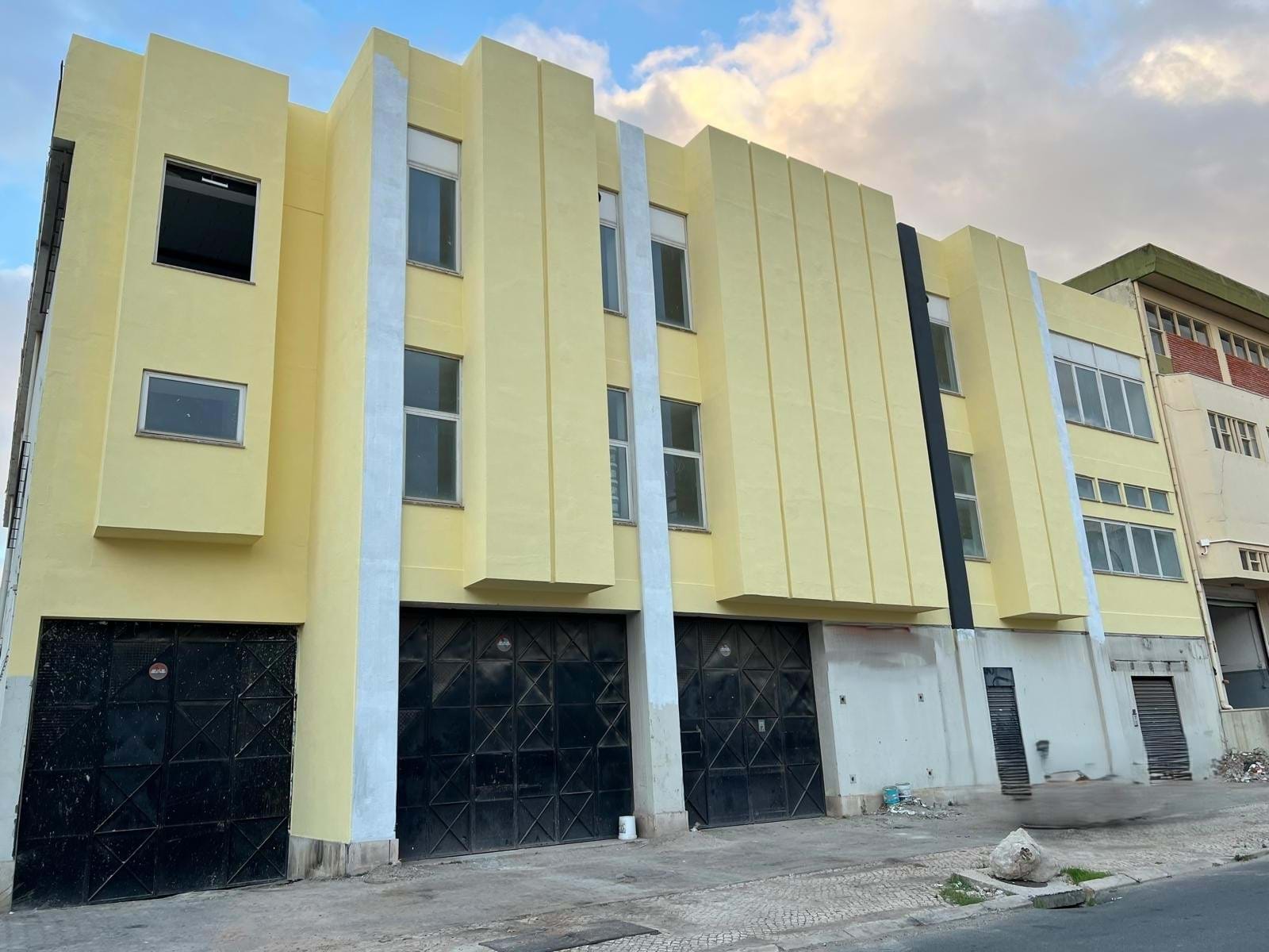 Warehouse with 4,830 m², five floors, offices, and parking, in Prior Velho