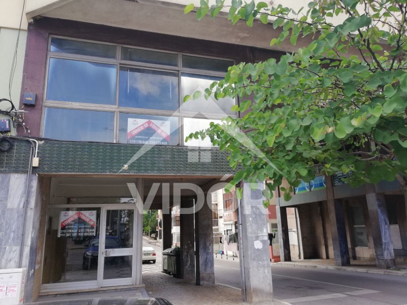 Duplex shop with shop windows in Alto do Seixalinho - Barreiro