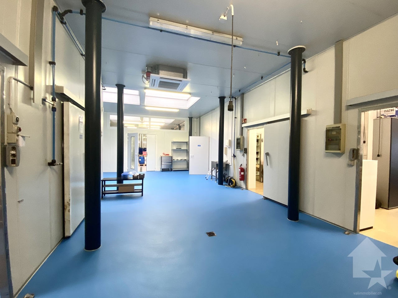 Industrial hall of 5031 m3 + 31 garage boxes between Sion and Sierre