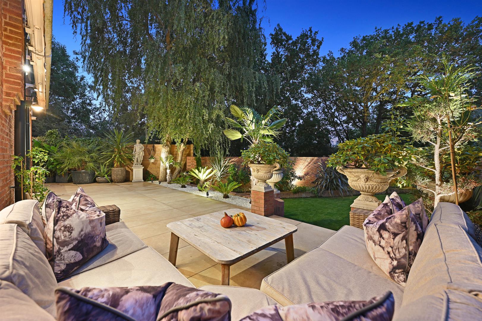 Detached House: for sale in Stanmore