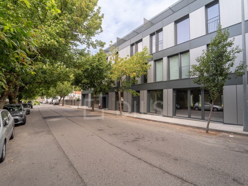 Shop with 546 m2 and garage, Senhora da Hora