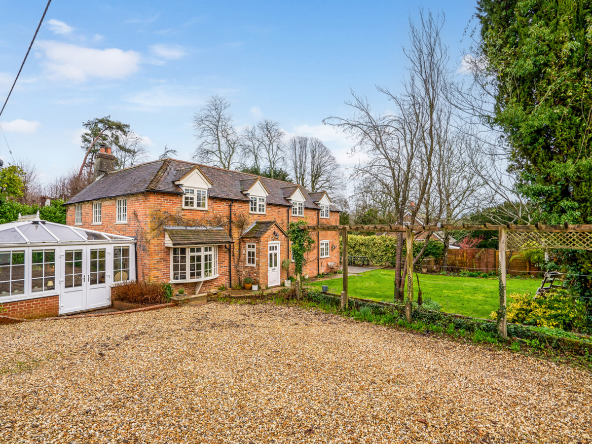 Experience luxury living in this exquisite period property in Highclere. With five bedrooms, a double garage, and a charming