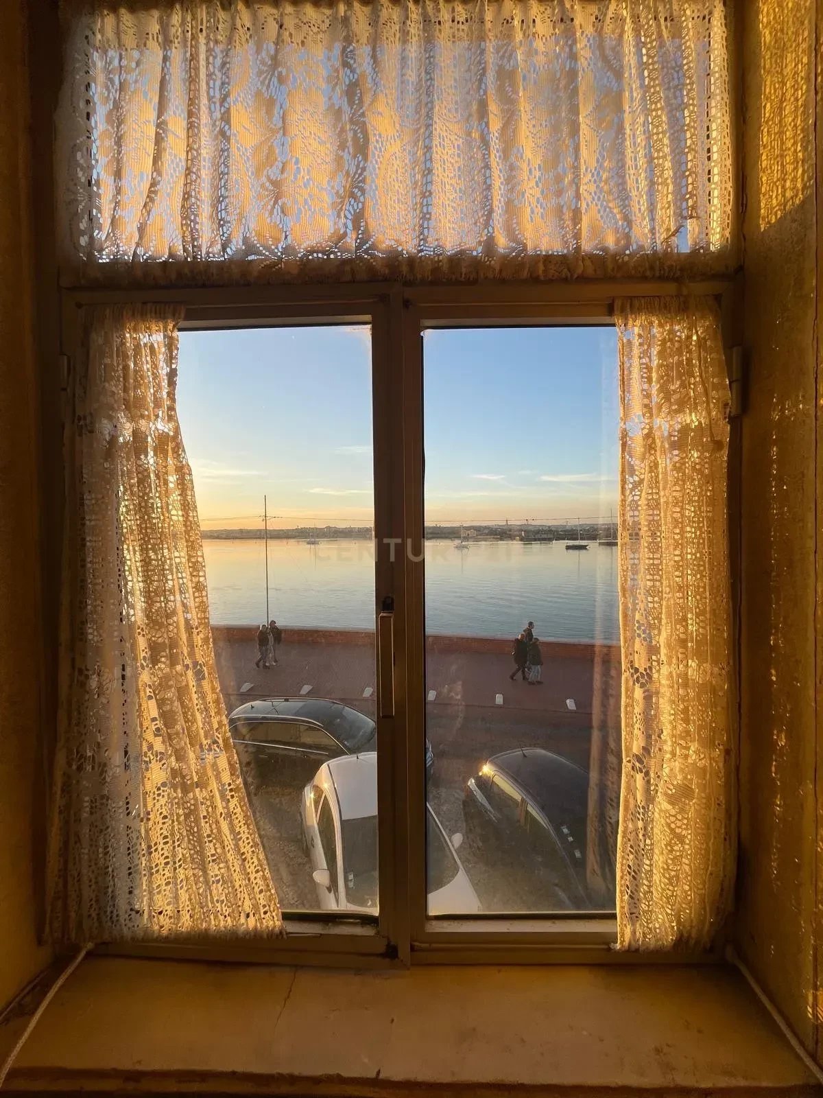 Building for total reconstruction on the 1st line of Seixal