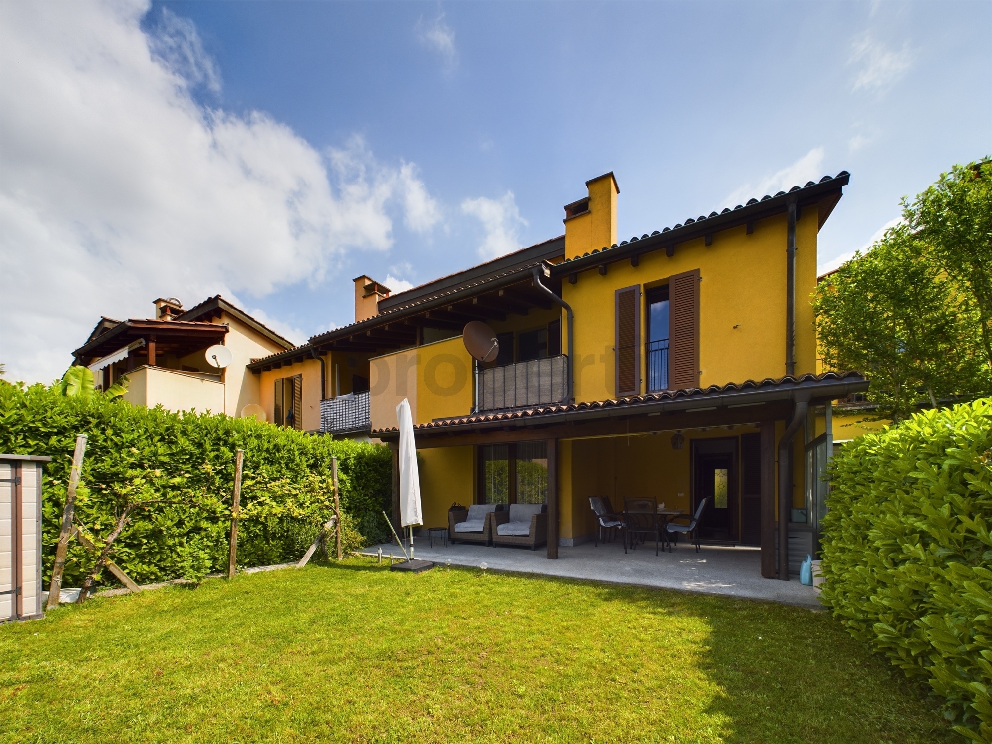 Inviting 4.5-room terraced house in Caslano / Invitante casa a schiera di 4,5 locali a Caslano