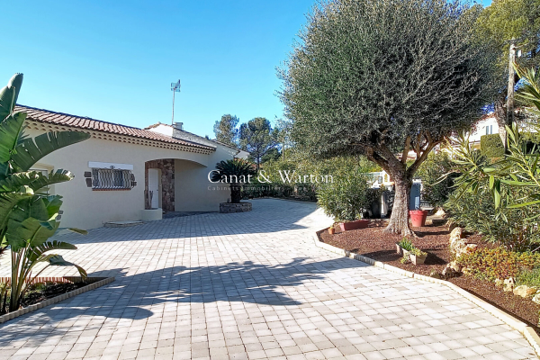 BOULOURIS SINGLE-STOREY VILLA