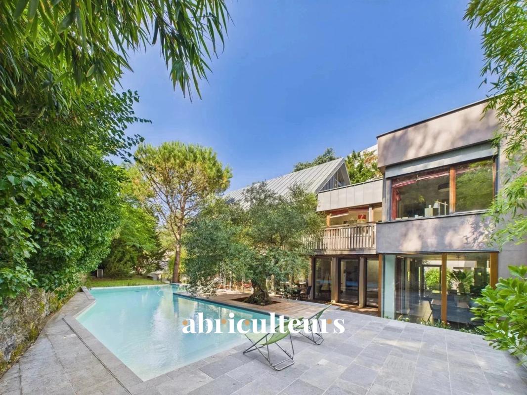 Splendid architect's house in a green setting - 317m², swimming pool and large terraces - Nantes Sud