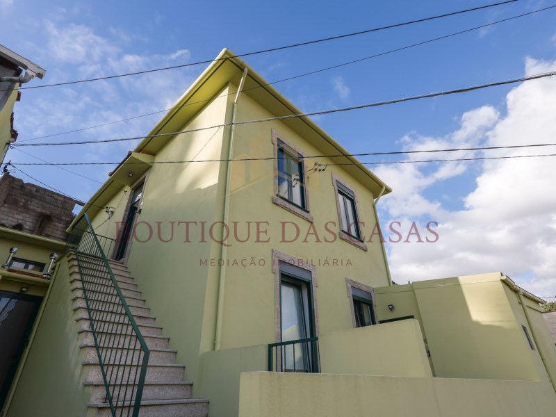 Renovated Building with Local Accommodation / Campanhã