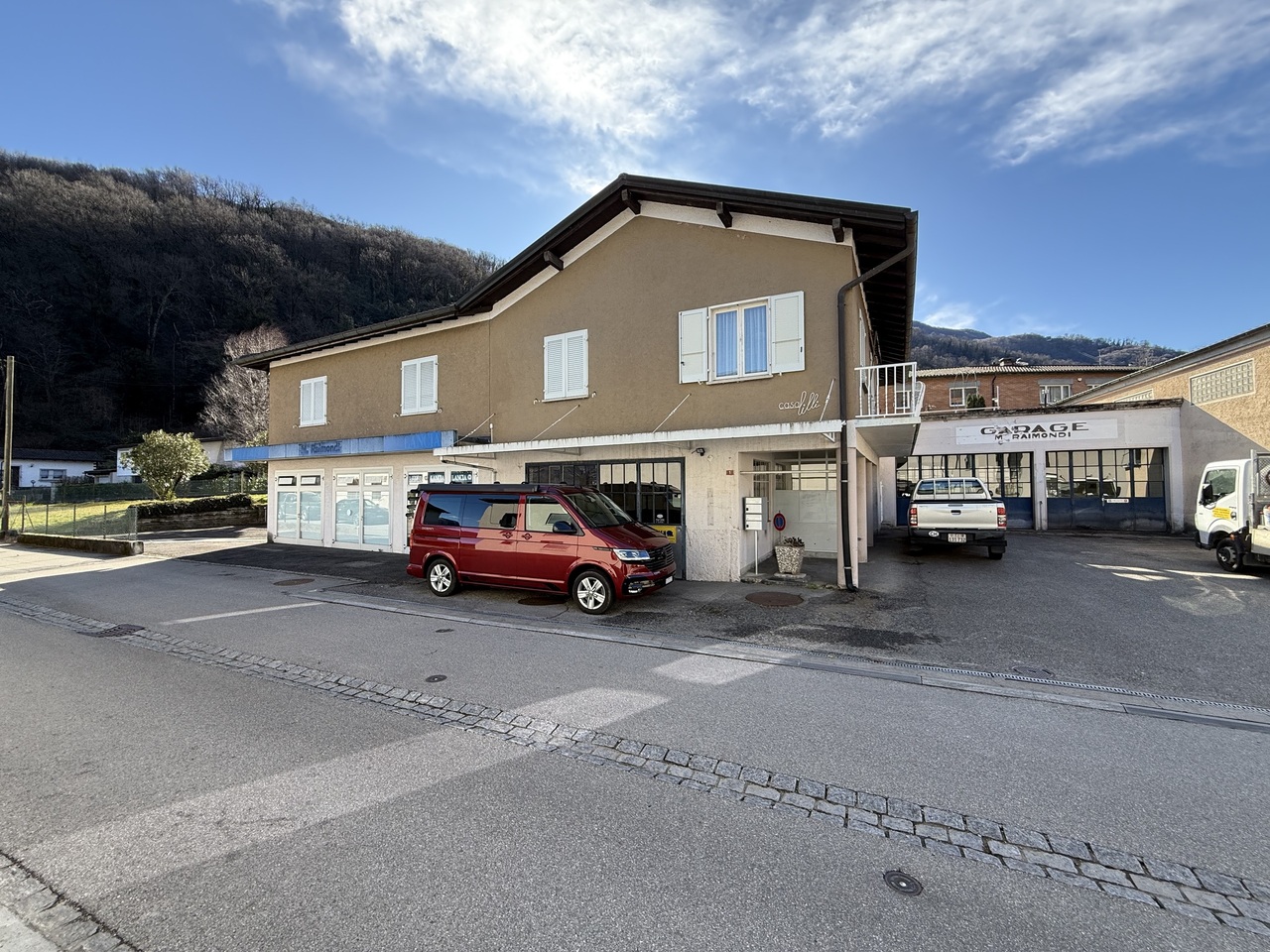 4.5-ROOM HOUSE WITH LARGE GARAGE AND PARKING SPACES