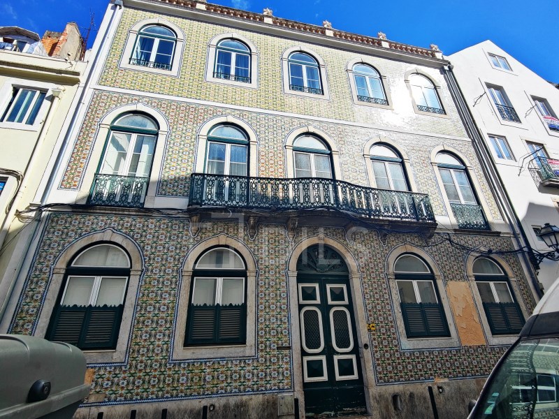 Building with project and license to be paid to rehabilitate in Intendente, Lisbon