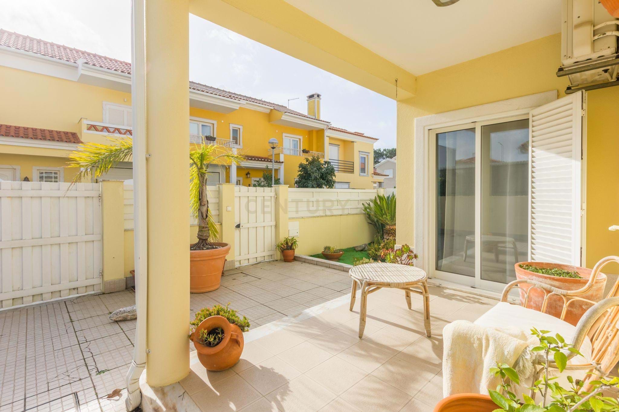 Semi-detached house with use in attic