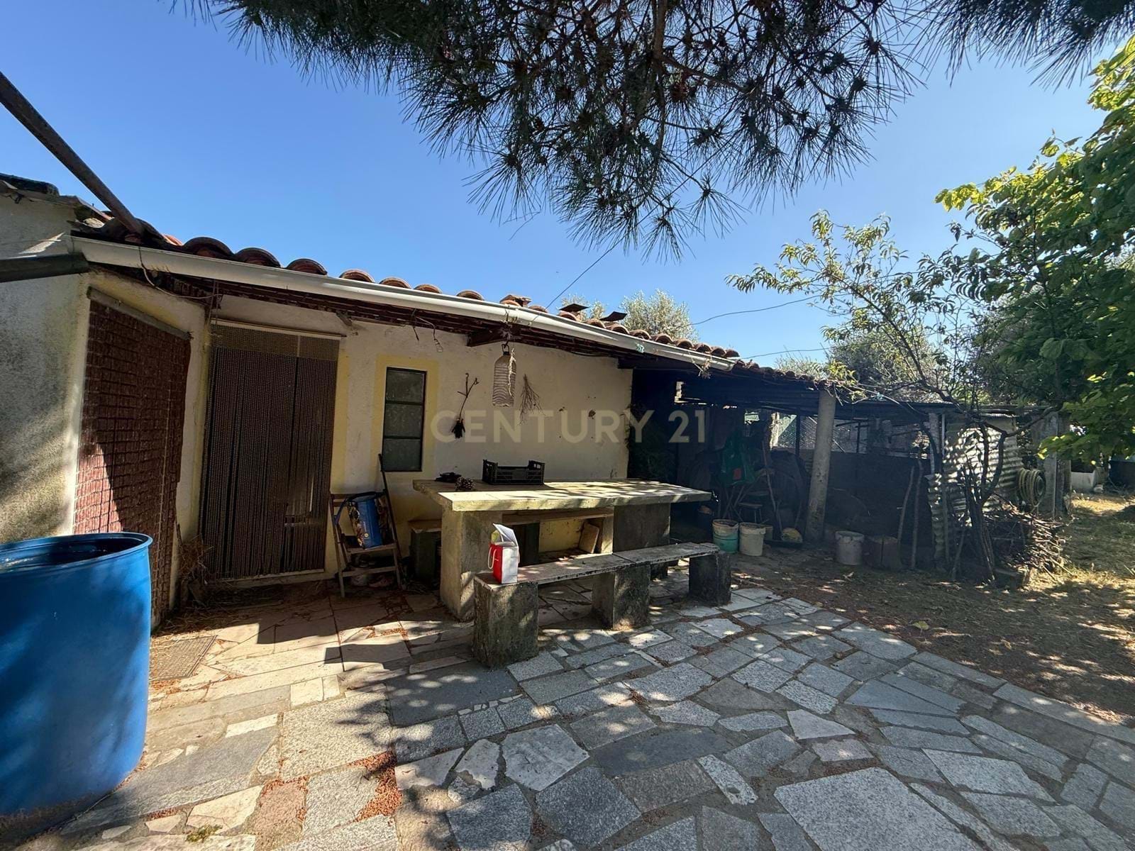 Farm for sale in Juncal do Campo with 2240 m2.