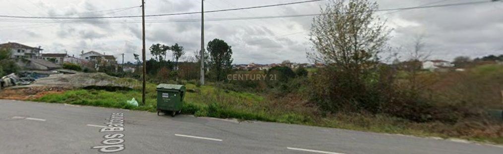 Land with construction feasibility for a house