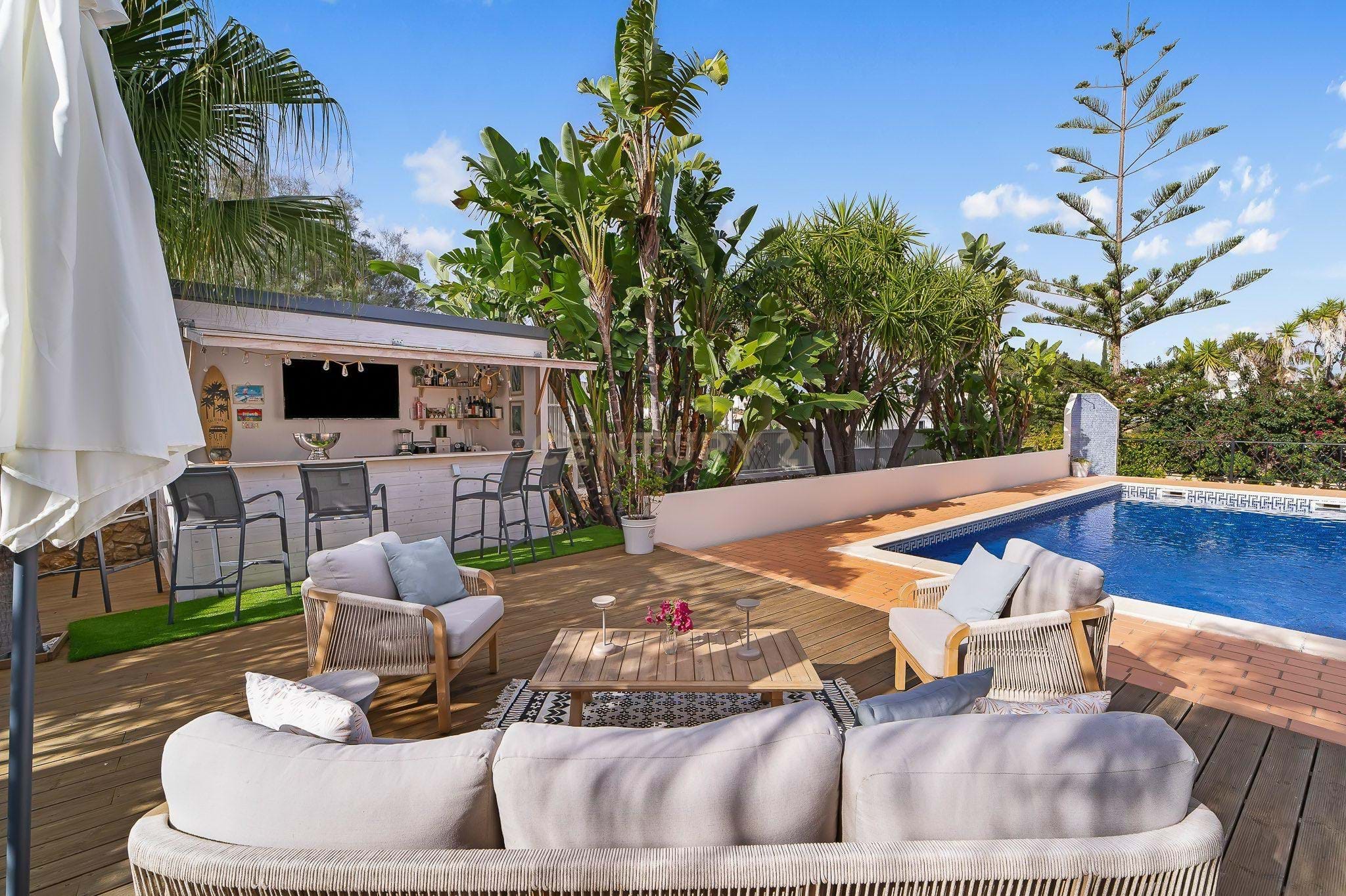 4-Bed Villa in Ferragudo, Close to the Beach, Heated Pool and beautiful outdoor Bar and Lounge