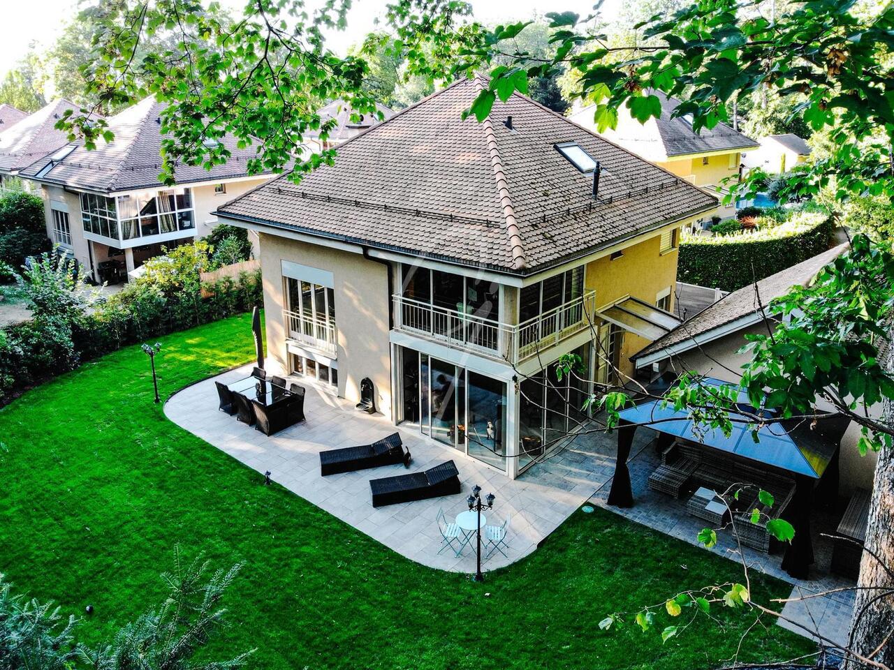 SOLE AGENT: Exceptional detached villa with a unique design