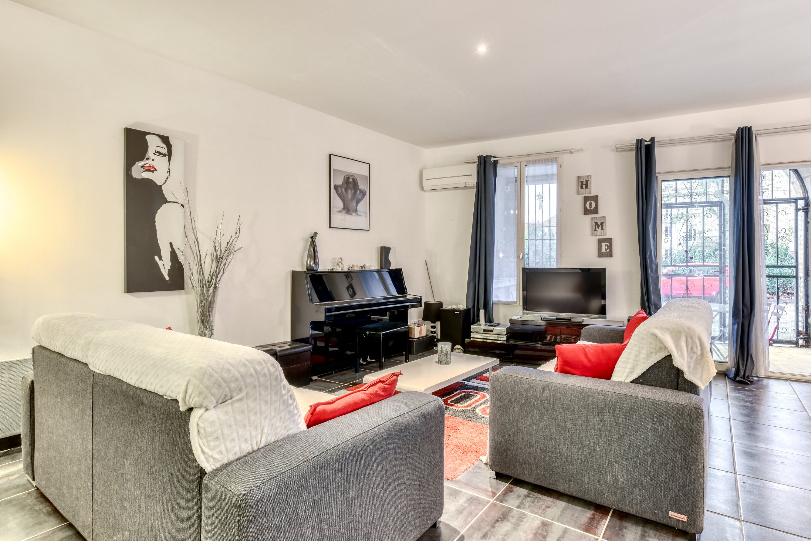 Large renovated apartment with loggia, in the very center of Narbonne.